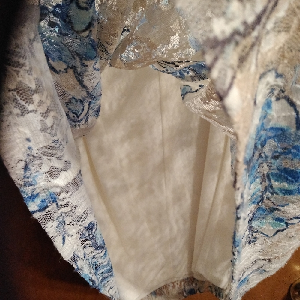 Beautiful lace dress - Picture 5 of 5